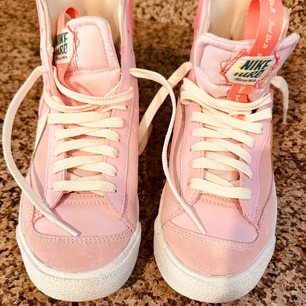 Nike Blazer Mid pink size 6.5 big kids (women7.5)
